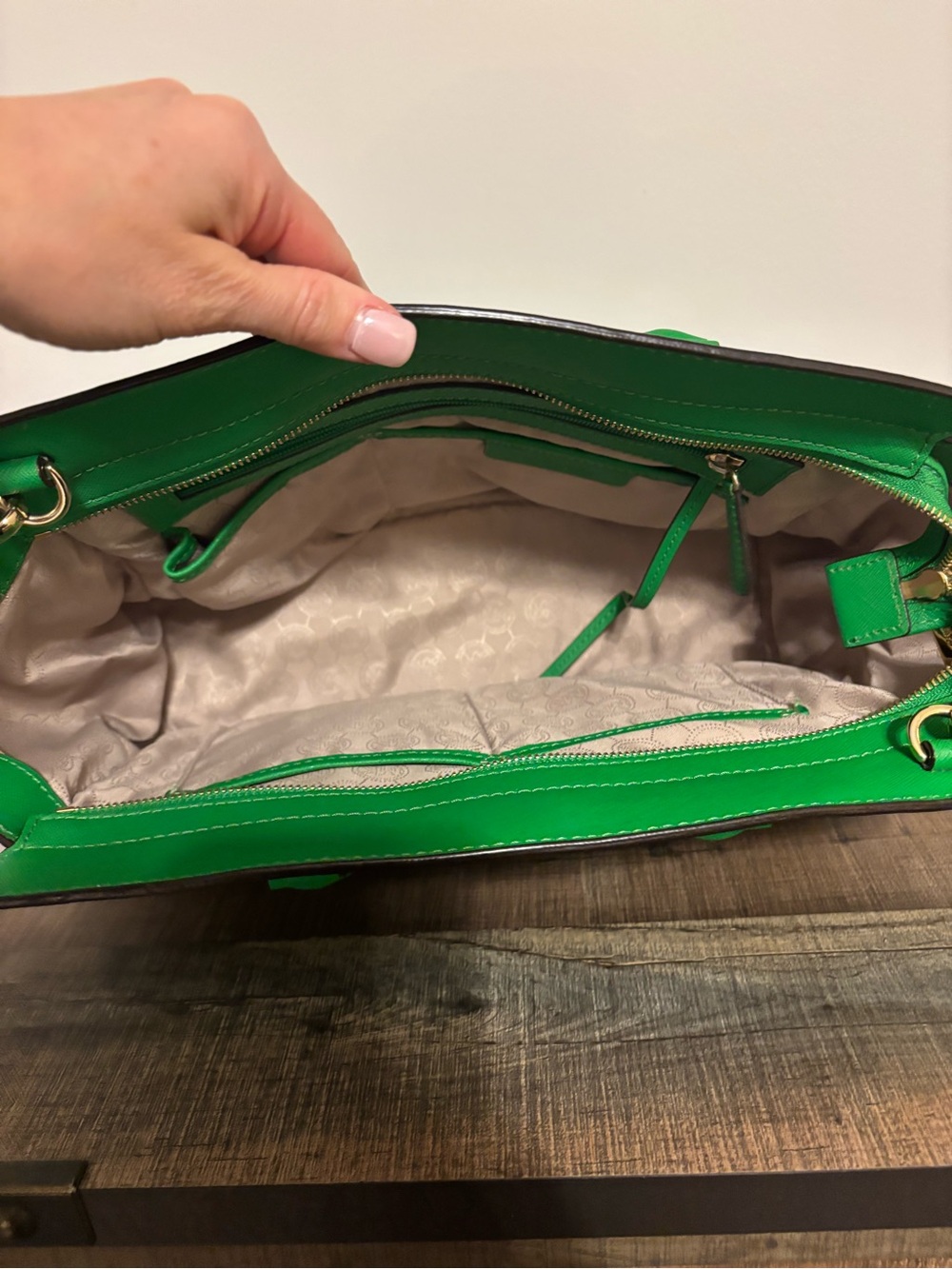 Michael Kors Bright Green Selma Satchel with Gold Hardware - Picture 6 of 7